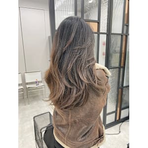 フェミニン　ヘアアレンジ　切り揃え　ブラントカット