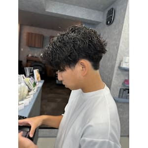 センターパート×波巻きパーマ