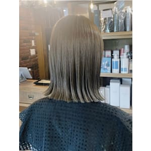 水素カラーでうるツヤボブ　岩谷明花