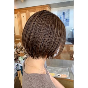 ミディアムボブ×白髪ぼかしハイライト