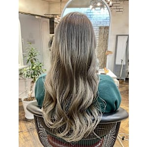 ロングのレイヤーはアッシュ系で外国人風に