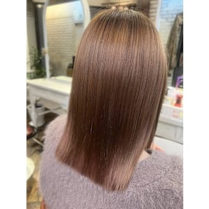 ナチュラルベージュはストレートが似合う