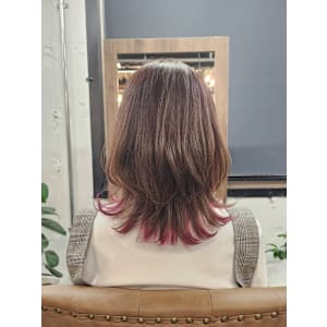 新定番ウルフカットは毛先でアクセントを