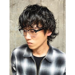 外ハネ　パーマ　ツーブロックマッシュ黒髪束感