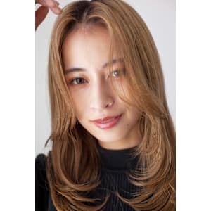 センターパートレイヤースタイル