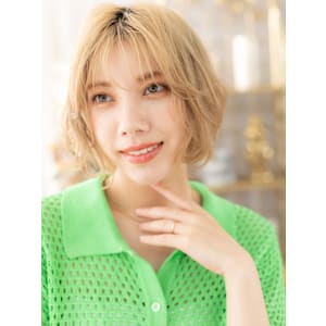 ナチュラルハイトーン前下がり小顔こなれボブ　ホワイトブロンド