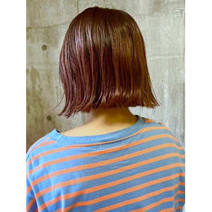 ピンクベージュ　外ハネボブ　デザインカラー　艶感