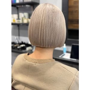 切りっぱなしボブ　ケアブリーチ　ホワイトミルクティーベージュ