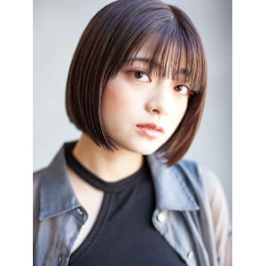 あごラインの切りっぱなしボブ