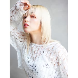 ミディアムレイヤー×ホワイトブロンド