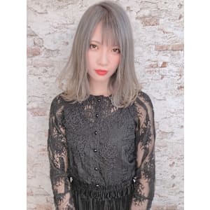 ホワイトカラー×ミディアムスタイル