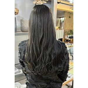 オリーブグレージュ／透明感カラー