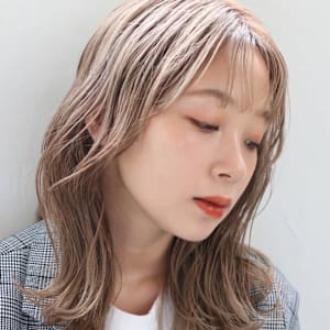 顔周りレイヤー外ハネミディ