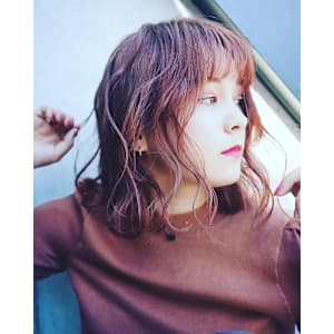 顔まわりにレイヤー入ったミディアム！ちゃんと小顔になるカット