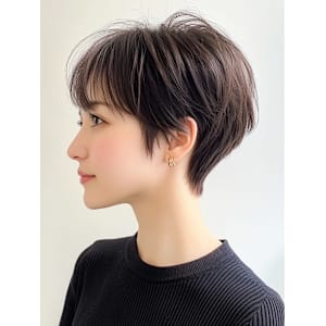 ショートボブ　前髪あり　30代40代　白髪ぼかしハイライト