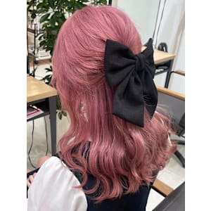 ピンクカラー　ハーフアップ　ヘアアレンジ　リボン