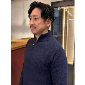 メンズパーマ　ニュアンスパーマ　センターパート　マッシュ