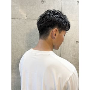 メンズパーマ ツーブロック スパイキーショート センターパー