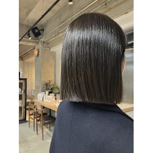 ミディアム　ストレート　ぱっつん　ボブ　ツヤカラー　
