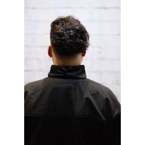 癖毛を活かしたかき上げヘア×スキンフェード