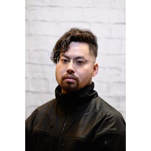 癖毛を活かしたかき上げヘア×スキンフェード