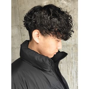 プードルスパイラルパーマ　ツーブロック　マッシュ　黒髪　束感