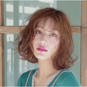 カーリー外ハネ切りっぱなしボブ