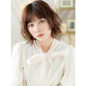 レイヤーボブパーマ前下がりウルフミディアム　くすみベージュ