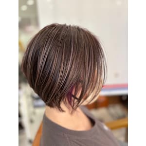 白髪をおしゃれに活かして楽しむ大人の《グレイヘア》