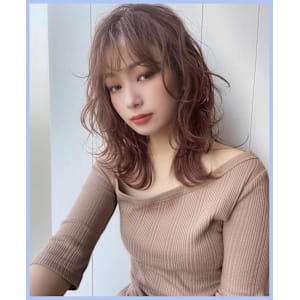 シーンを選ばない万能ミディアムヘアー