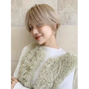 ハイトーンショートヘア前髪長め