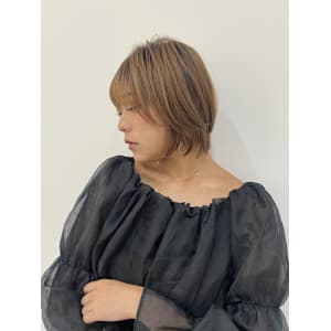 くびれショート×明るめブラウンヘア