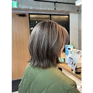 くびれボブ×白髪ぼかしハイライト
