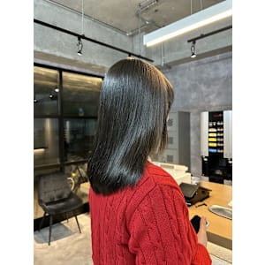 オリーブベージュ×内巻きミディ