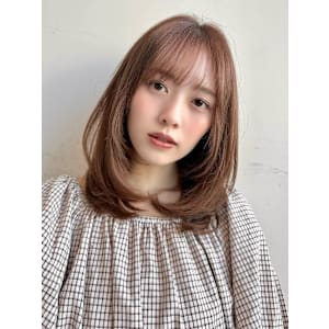 レイヤーカット/ぱっつん前髪/ミディアムヘア/ベージュカラー