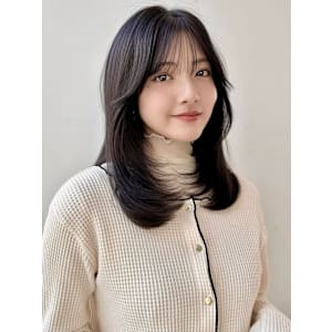 20代30代40代ミディアムヘアレイヤーカットダークグレージ