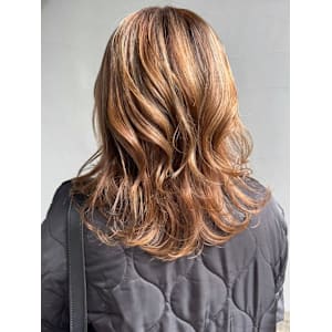 ミルクティーベージュ　ミディアムレイヤー　ゆる巻きアレンジ