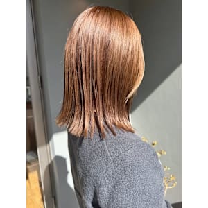 艶髪ハイトーン　ミディアム　ぱつっと　ベージュカラー