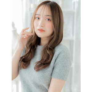 カーキグレージュ顔回りレイヤーこなれロング　細めハイライト