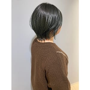 くびれ外ハネショートネイビーブラック前髪長め