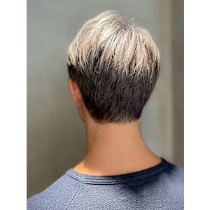 【吉田智哉】フェザーショート、刈り上げショート、グレー