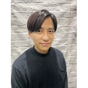 スーツに合う爽やかナチュラルパートヘア