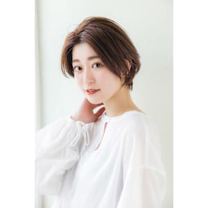 センターパート耳掛けショート