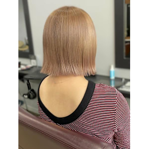 抜きっぱなしブロンド　切りっぱなしボブ　ケアブリーチ　美髪