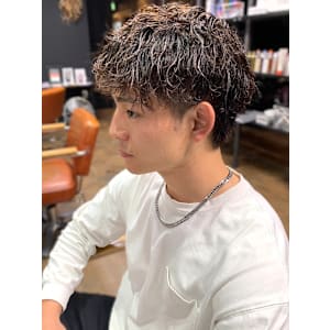 ツイストスパイラルパーマ　束感　20代30代　ダークブラウン