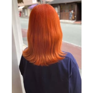 アプリコットオレンジ　くびれヘア　ケアブリーチ　外ハネミディ