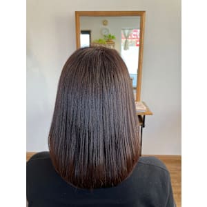 矯正毛でも極太コテを巻いて柔らかいカール感のあるスタイルに。