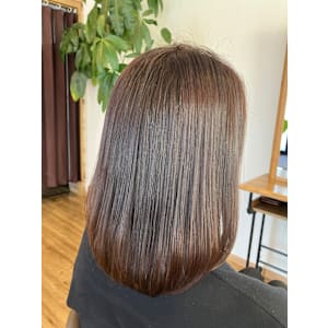 矯正毛に極太コテを巻いて柔らかいカール感のあるスタイルに