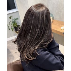 細めでつくるグレージュハイライト