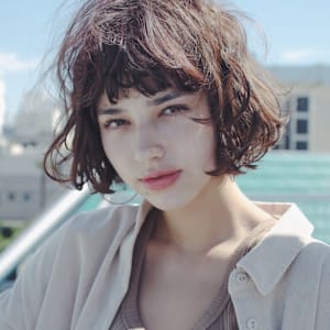 クセ毛風ウェーブくすみグレージュレイヤーボブ